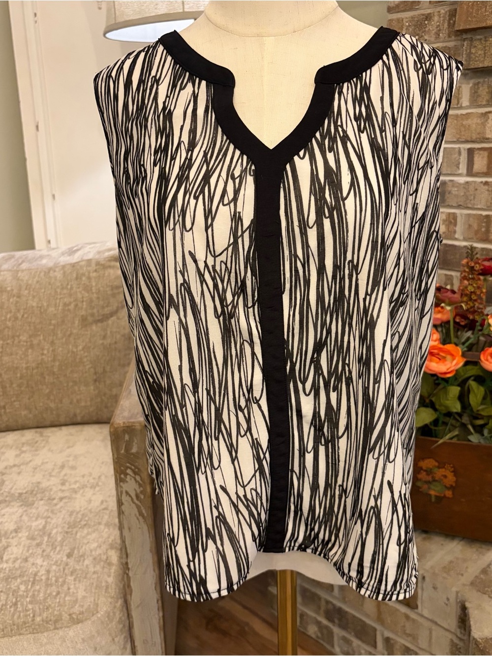 Worthington Black & White Scribble Print V-Neck Camisole 0002